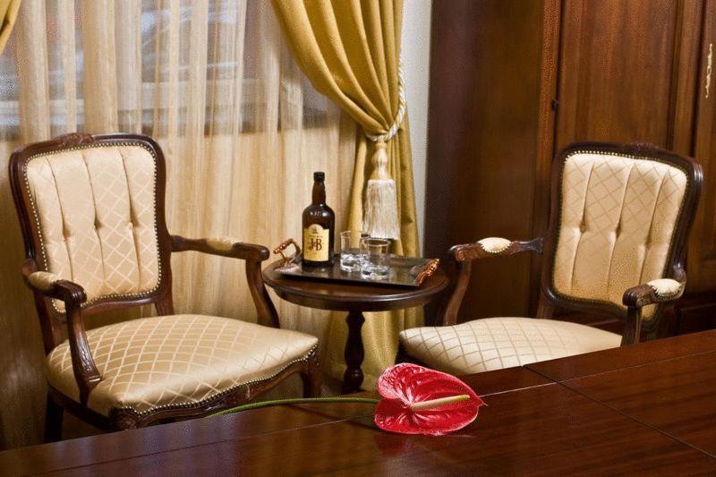 Hotel Maryo プロイェシュティ エクステリア 写真