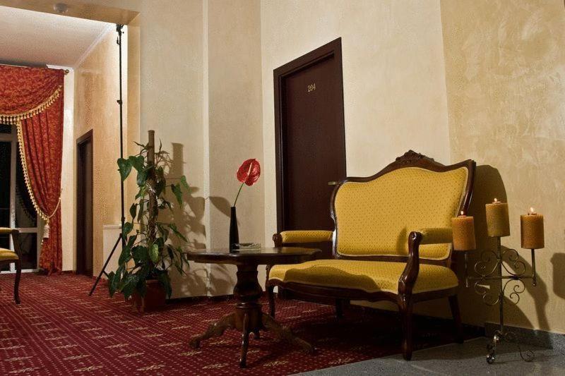 Hotel Maryo プロイェシュティ エクステリア 写真