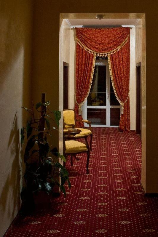 Hotel Maryo プロイェシュティ エクステリア 写真