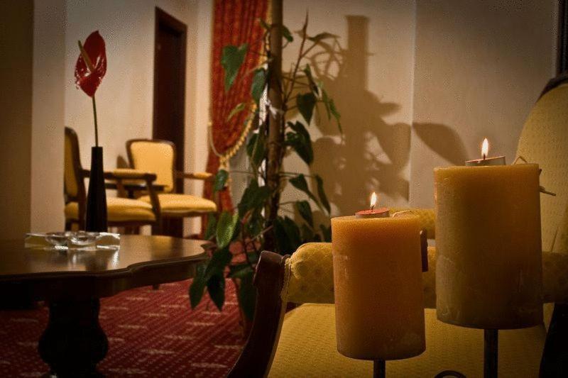 Hotel Maryo プロイェシュティ エクステリア 写真