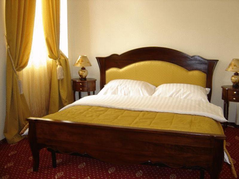 Hotel Maryo プロイェシュティ エクステリア 写真