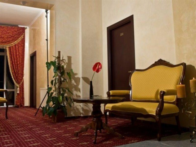 Hotel Maryo プロイェシュティ エクステリア 写真